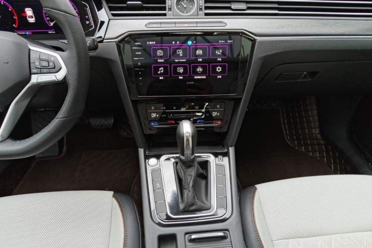 Used Volkswagen Magotan 2026 30 Million Vehicles Selected Model 380TSI DSG Luxury Edition Audio And AC Panel