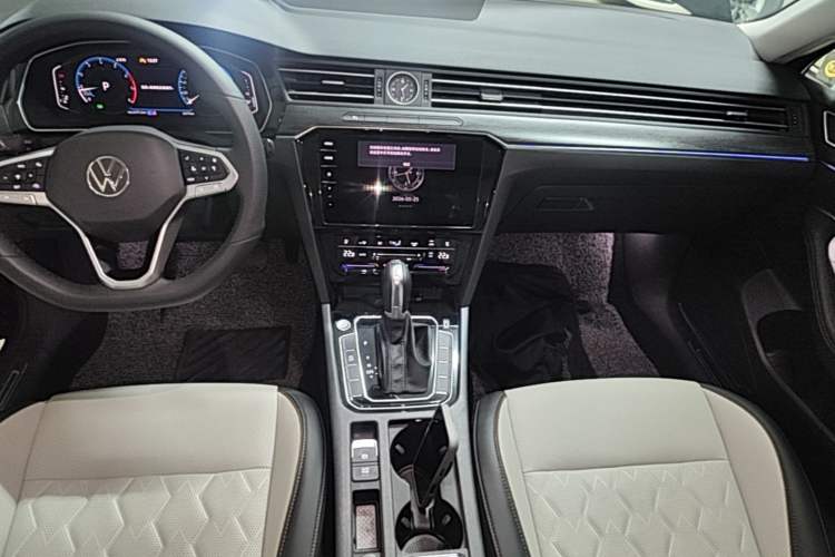 Used Volkswagen Magotan 2026 30 Million Vehicles Selected Model 380TSI DSG Luxury Edition Audio And AC Panel