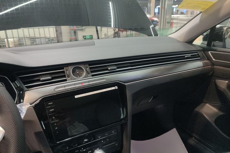 Used Volkswagen Magotan 2026 30 Million Vehicles Selected Model 380TSI DSG Luxury Edition Center Console