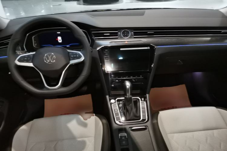 Used Volkswagen Magotan 2026 30 Million Vehicles Selected Model 380TSI DSG Luxury Edition Center Console