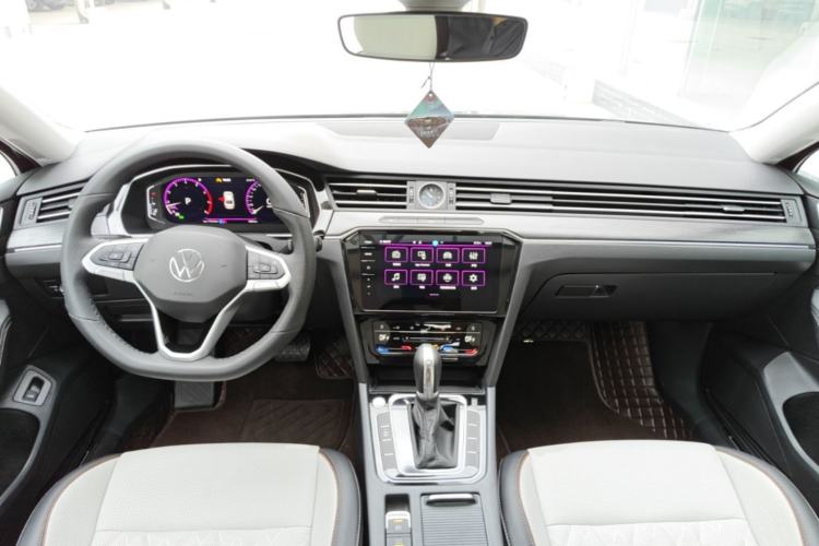 Used Volkswagen Magotan 2026 30 Million Vehicles Selected Model 380TSI DSG Luxury Edition Center Console