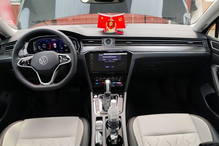Used Volkswagen Magotan 2026 30 Million Vehicles Selected Model 380TSI DSG Luxury Edition Center Console