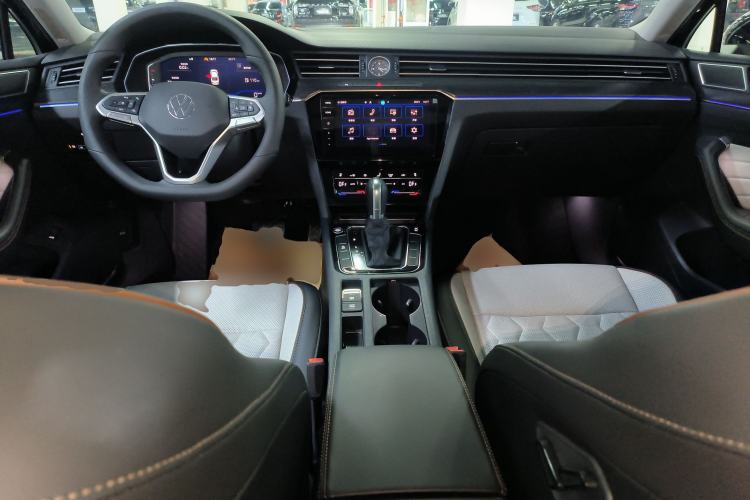 Used Volkswagen Magotan 2026 30 Million Vehicles Selected Model 380TSI DSG Luxury Edition Center Console