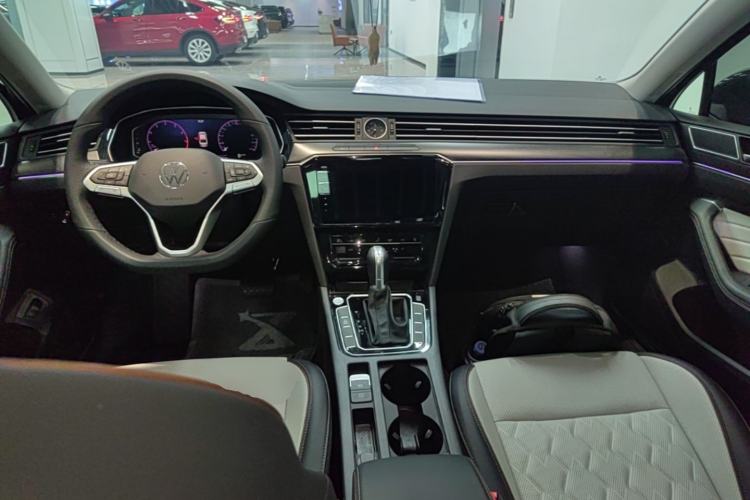Used Volkswagen Magotan 2026 30 Million Vehicles Selected Model 380TSI DSG Luxury Edition Center Console