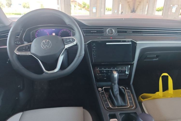 Used Volkswagen Magotan 2026 30 Million Vehicles Selected Model 380TSI DSG Luxury Edition Center Console