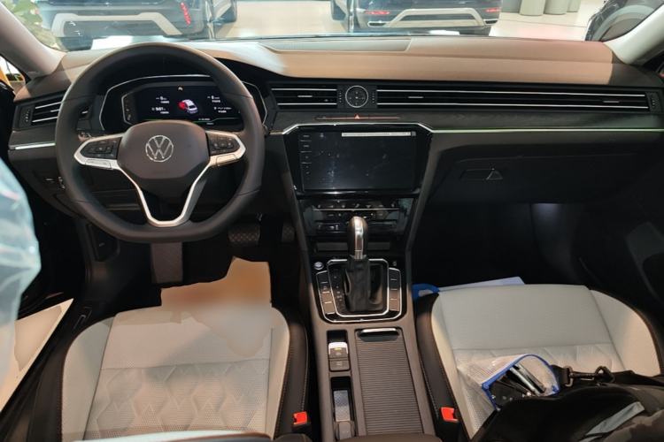 Used Volkswagen Magotan 2026 30 Million Vehicles Selected Model 380TSI DSG Luxury Edition Center Console
