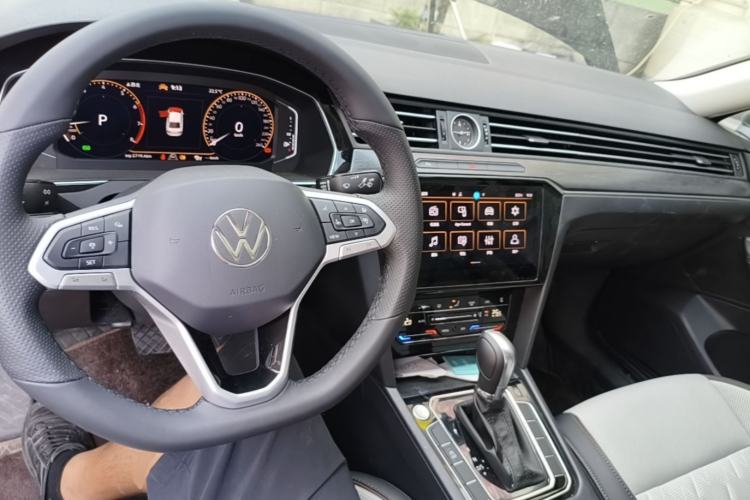 Used Volkswagen Magotan 2026 30 Million Vehicles Selected Model 380TSI DSG Luxury Edition Center Console