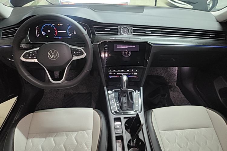 Used Volkswagen Magotan 2026 30 Million Vehicles Selected Model 380TSI DSG Luxury Edition Center Console
