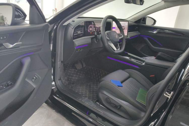 Used Volkswagen Magotan 2026 300TSI Premium Edition Eye-Catching Package Driver Seat