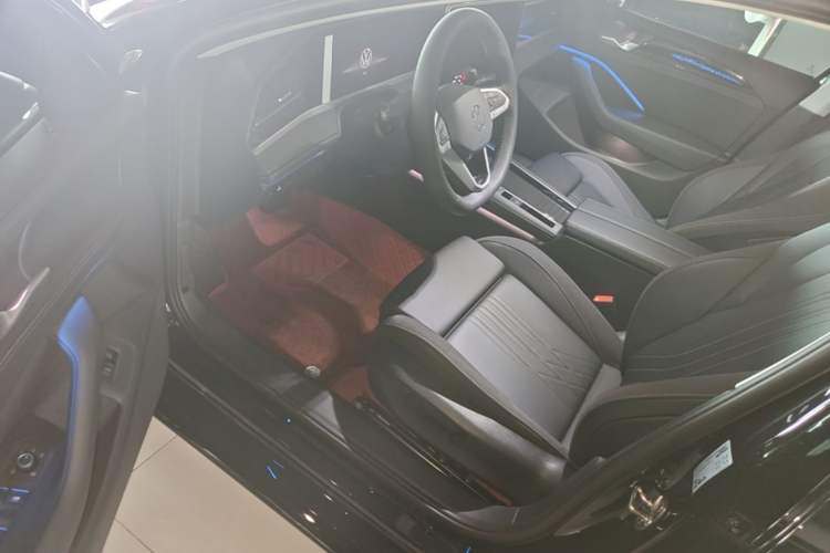 Used Volkswagen Magotan 2026 300TSI Premium Edition Eye-Catching Package Driver Seat
