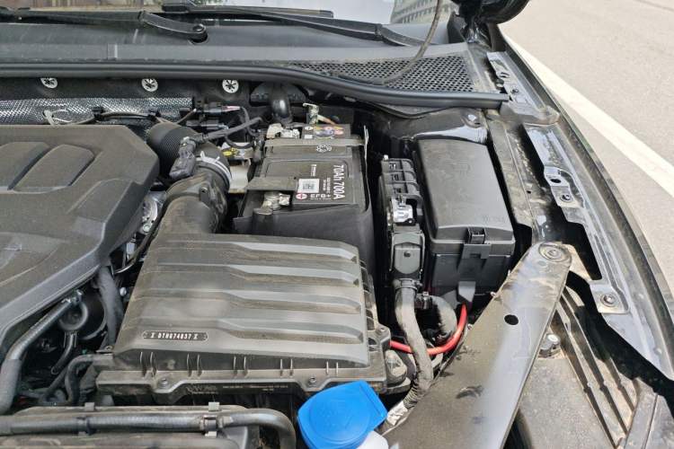 Used Volkswagen Magotan 2026 Model 30 Million Vehicles Selected Edition 330TSI DSG Elite Edition Engine Bay Left