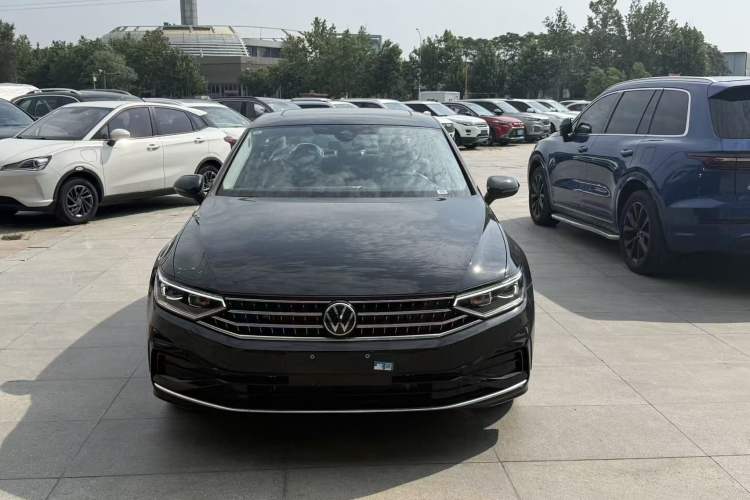 Used Volkswagen Magotan 2026 30 Million Vehicles Selected Model 380TSI DSG Luxury Edition Exterior 1