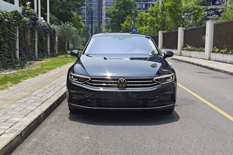 Used Volkswagen Magotan 2026 30 Million Vehicles Selected Model 380TSI DSG Luxury Edition Exterior 1