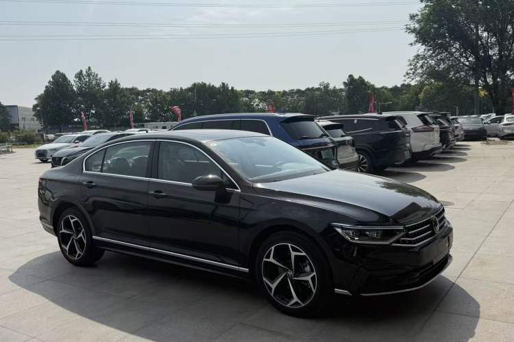 Used Volkswagen Magotan 2026 30 Million Vehicles Selected Model 380TSI DSG Luxury Edition Exterior 2