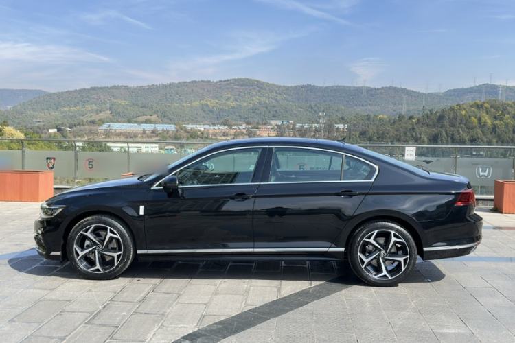 Used Volkswagen Magotan 2026 30 Million Vehicles Selected Model 380TSI DSG Luxury Edition Exterior 3