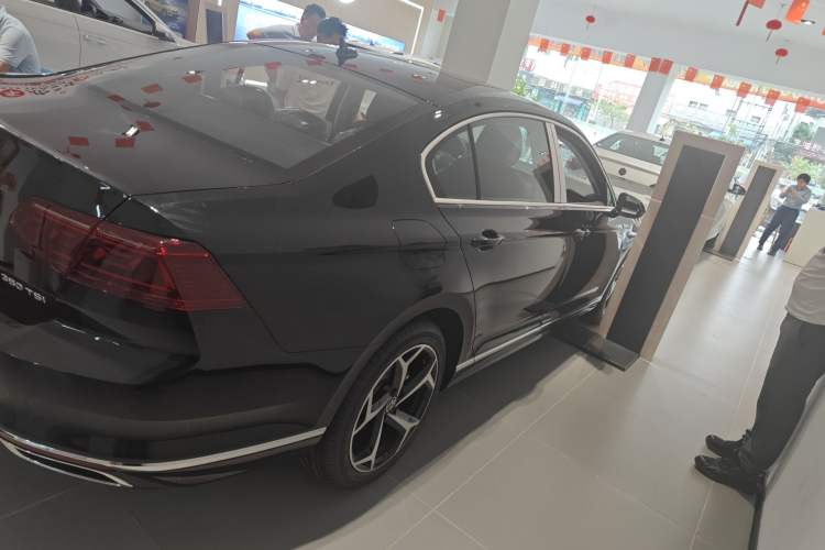 Used Volkswagen Magotan 2026 30 Million Vehicles Selected Model 380TSI DSG Luxury Edition Exterior 4
