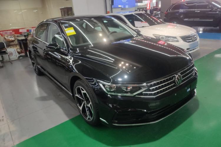 Used Volkswagen Magotan 2026 30 Million Vehicles Selected Model 380TSI DSG Luxury Edition Front Right 45 Deg