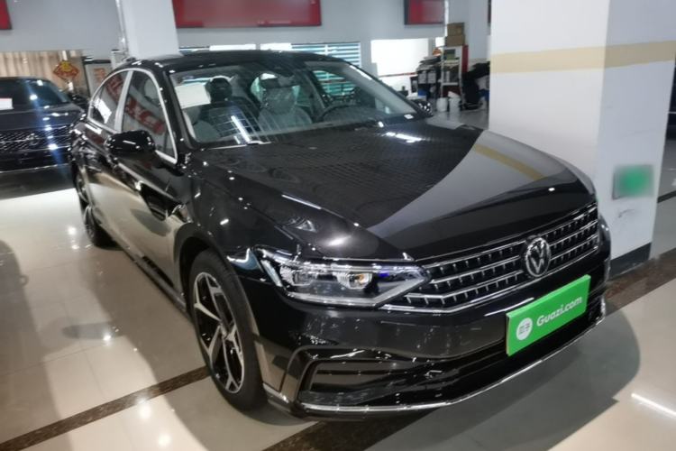Used Volkswagen Magotan 2026 30 Million Vehicles Selected Model 380TSI DSG Luxury Edition Front Right 45 Deg