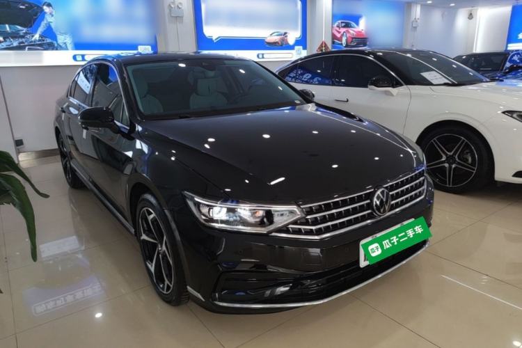 Used Volkswagen Magotan 2026 30 Million Vehicles Selected Model 380TSI DSG Luxury Edition Front Right 45 Deg