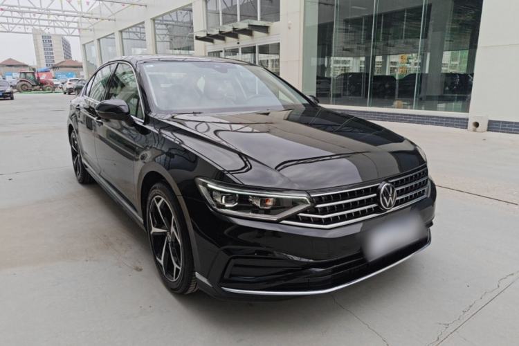 Used Volkswagen Magotan 2026 30 Million Vehicles Selected Model 380TSI DSG Luxury Edition Front Right 45 Deg
