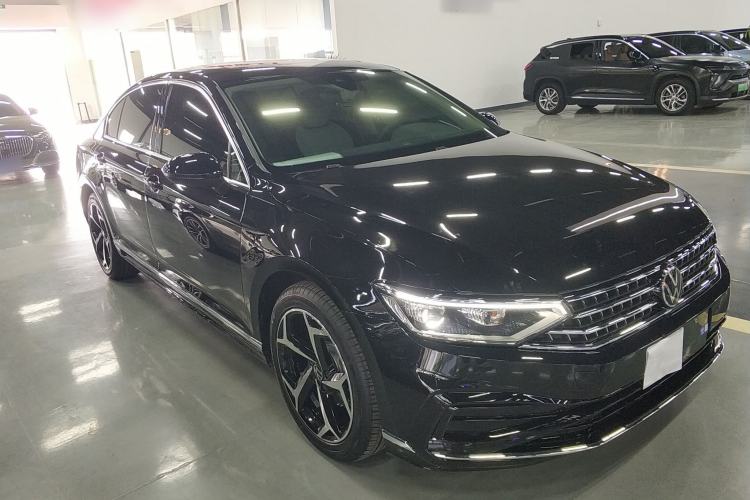 Used Volkswagen Magotan 2026 30 Million Vehicles Selected Model 380TSI DSG Luxury Edition Front Right 45 Deg