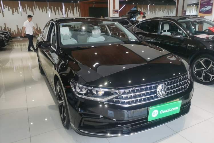 Used Volkswagen Magotan 2026 30 Million Vehicles Selected Model 380TSI DSG Luxury Edition Front Right 45 Deg