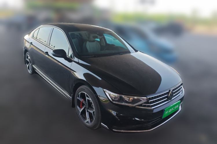 Used Volkswagen Magotan 2026 30 Million Vehicles Selected Model 380TSI DSG Luxury Edition Front Right 45 Deg