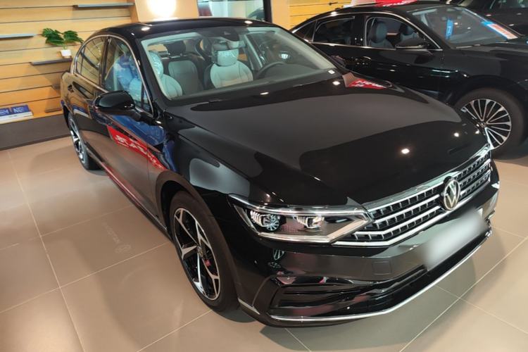 Used Volkswagen Magotan 2026 30 Million Vehicles Selected Model 380TSI DSG Luxury Edition Front Right 45 Deg