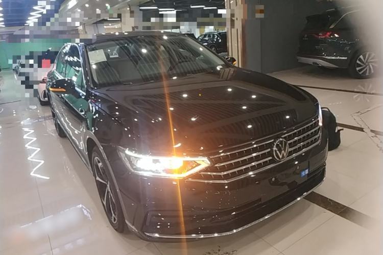 Used Volkswagen Magotan 2026 30 Million Vehicles Selected Model 380TSI DSG Luxury Edition Front Right 45 Deg