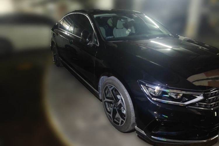 Used Volkswagen Magotan 2026 30 Million Vehicles Selected Model 380TSI DSG Luxury Edition Front Right 45 Deg