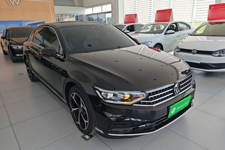 Used Volkswagen Magotan 2026 30 Million Vehicles Selected Model 380TSI DSG Luxury Edition Front Right 45 Deg