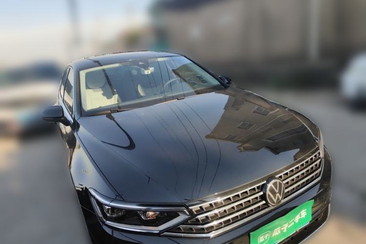 Used Volkswagen Magotan 2026 30 Million Vehicles Selected Model 380TSI DSG Luxury Edition Front Right 45 Deg
