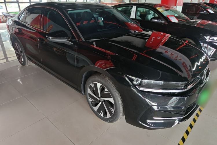 Used Volkswagen Magotan 2026 300TSI Premium Edition Eye-Catching Package Front Right 45 Deg