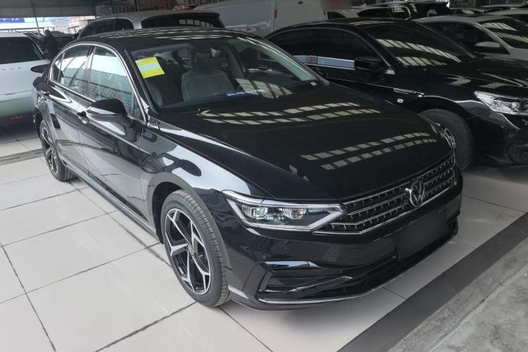 Used Volkswagen Magotan 2026 30 Million Vehicles Selected Model 280TSI DSG Luxury Edition Front Right 45 Deg