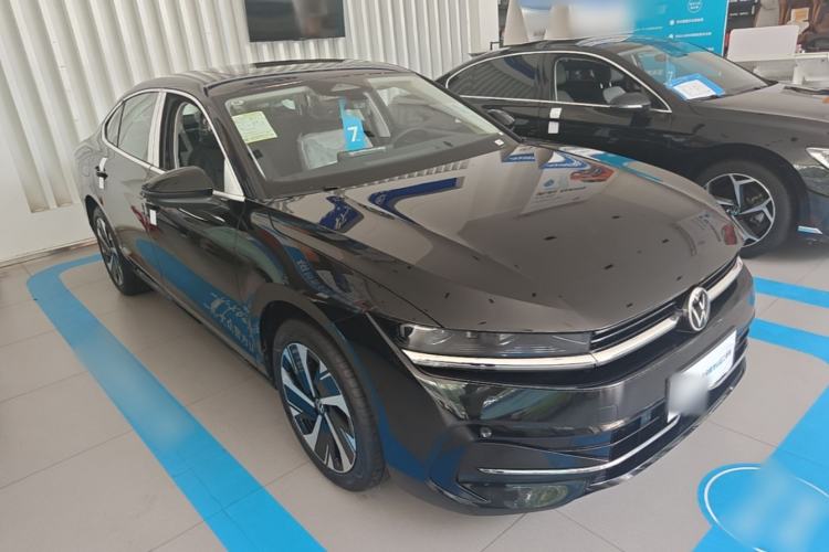 Used Volkswagen Magotan 2026 300TSI Premium Edition Eye-Catching Package Front Right 45 Deg