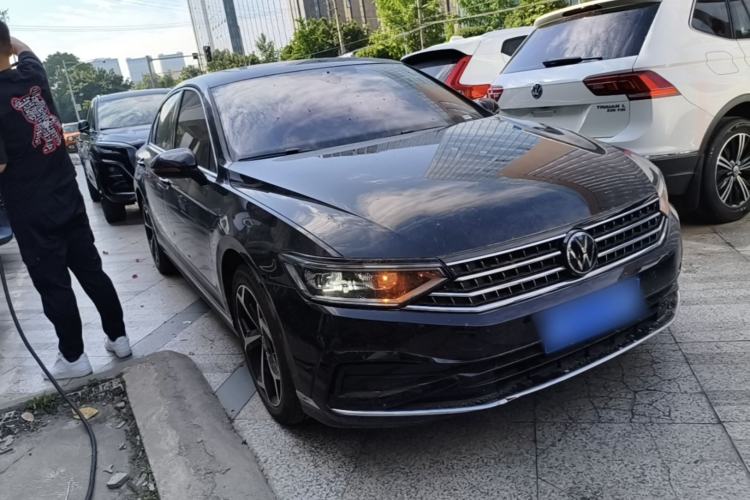 Used Volkswagen Magotan 2026 30 Million Vehicles Selected Model 380TSI DSG Luxury Edition Front Right 45 Deg