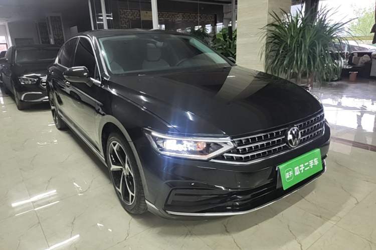 Used Volkswagen Magotan 2026 30 Million Vehicles Selected Model 380TSI DSG Luxury Edition Front Right 45 Deg