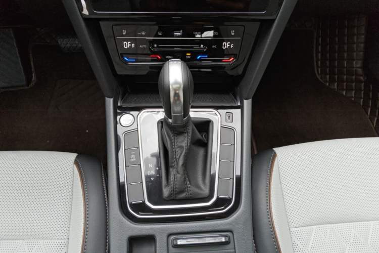 Used Volkswagen Magotan 2026 30 Million Vehicles Selected Model 380TSI DSG Luxury Edition Gear Lever