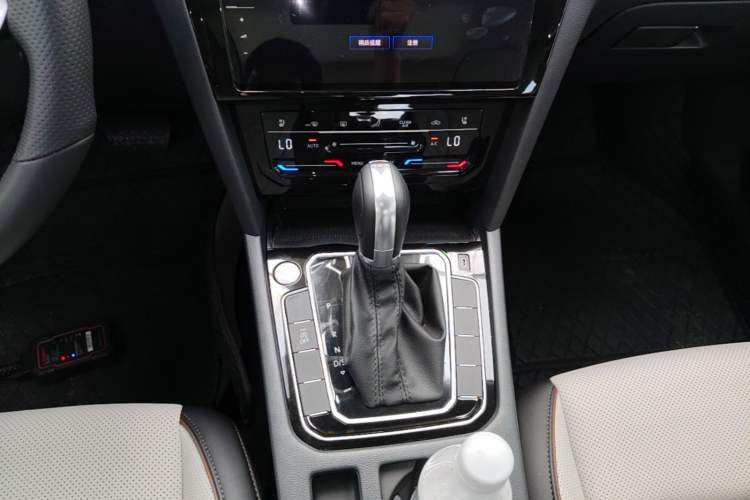 Used Volkswagen Magotan 2026 30 Million Vehicles Selected Model 380TSI DSG Luxury Edition Gear Lever