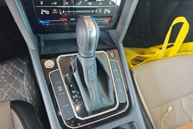 Used Volkswagen Magotan 2026 30 Million Vehicles Selected Model 380TSI DSG Luxury Edition Gear Lever