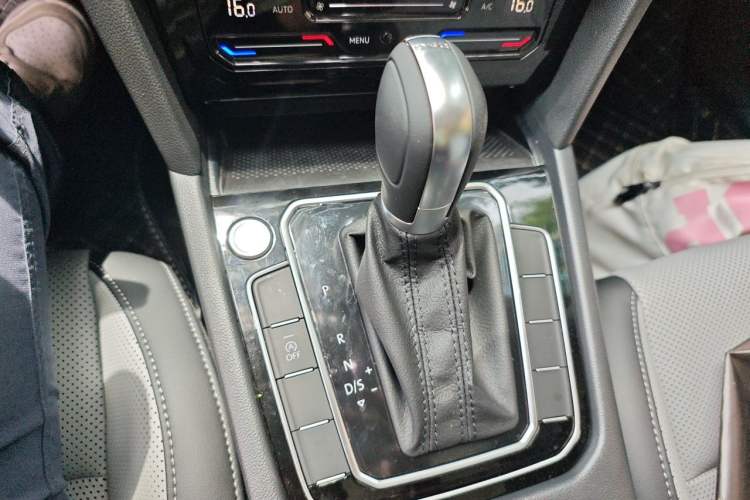 Used Volkswagen Magotan 2026 Model 30 Million Vehicles Selected Edition 330TSI DSG Elite Edition Gear Lever