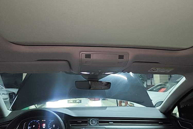 Used Volkswagen Magotan 2026 30 Million Vehicles Selected Model 380TSI DSG Luxury Edition Headliner