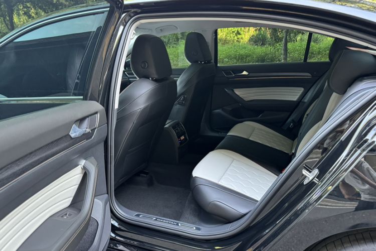 Used Volkswagen Magotan 2026 30 Million Vehicles Selected Model 380TSI DSG Luxury Edition Interior 1