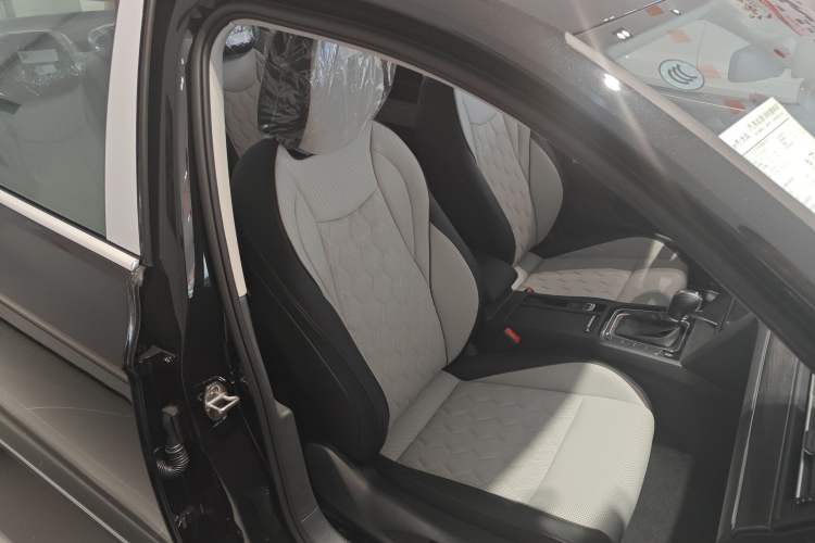 Used Volkswagen Magotan 2026 30 Million Vehicles Selected Model 380TSI DSG Luxury Edition Interior 3