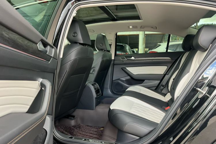 Used Volkswagen Magotan 2026 30 Million Vehicles Selected Model 380TSI DSG Luxury Edition Interior 3