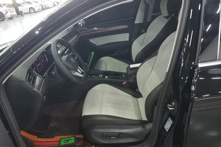 Used Volkswagen Magotan 2026 30 Million Vehicles Selected Model 380TSI DSG Luxury Edition Left Front Seat