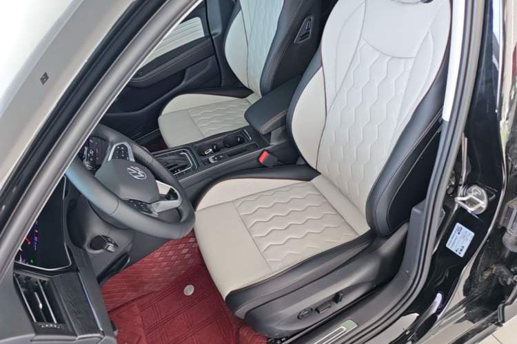 Used Volkswagen Magotan 2026 30 Million Vehicles Selected Model 380TSI DSG Luxury Edition Left Front Seat