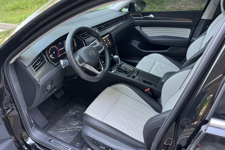 Used Volkswagen Magotan 2026 30 Million Vehicles Selected Model 380TSI DSG Luxury Edition Left Front Seat