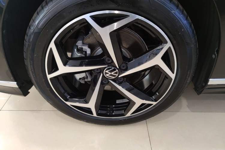 Used Volkswagen Magotan 2026 30 Million Vehicles Selected Model 380TSI DSG Luxury Edition Left Front Wheel Hub