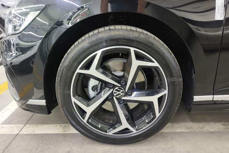 Used Volkswagen Magotan 2026 30 Million Vehicles Selected Model 380TSI DSG Luxury Edition Left Front Wheel Hub